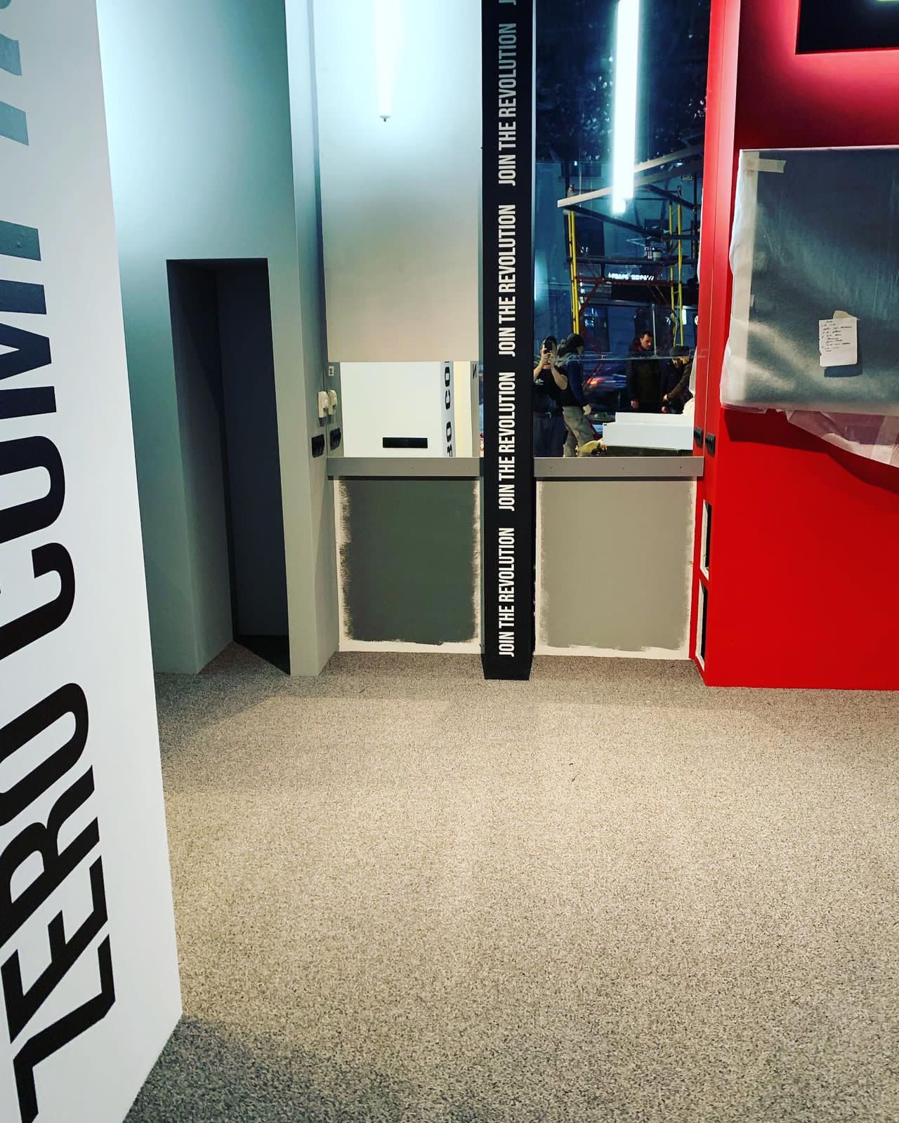 Автосалон Tesla в Москве